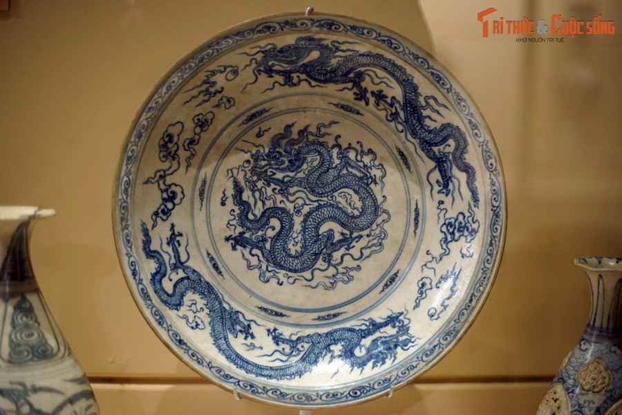 Đĩa gốm hoa lam trang trí hình rồng, triều Lê Sơ, thế kỷ 15, sản phẩm của làng gốm Chu Đậu (Nam Sách, Hải Dương).