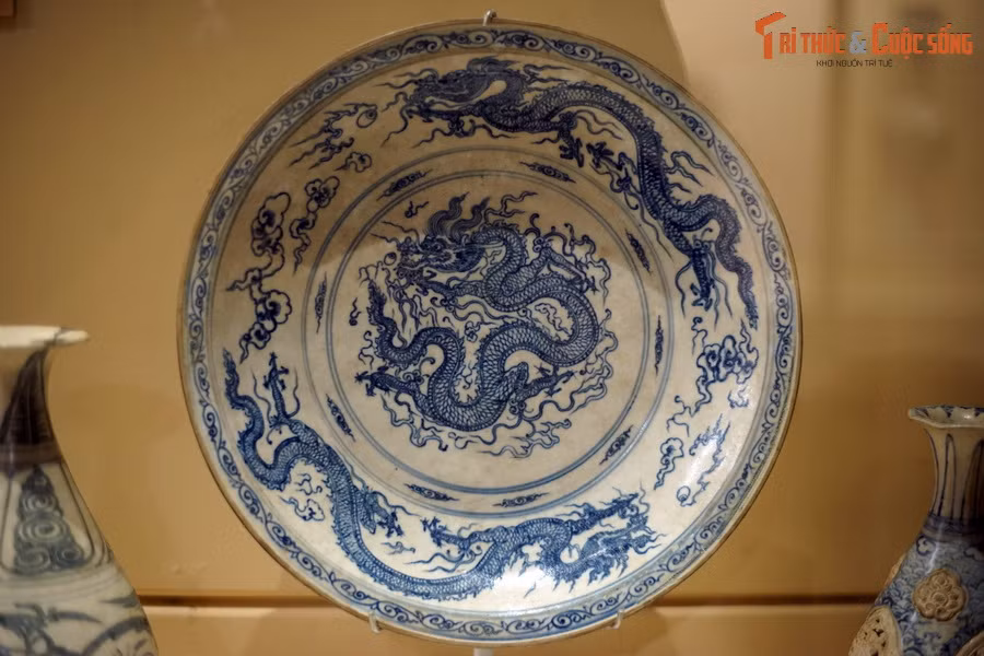 Đĩa gốm hoa lam trang trí hình rồng, triều Lê Sơ, thế kỷ 15, sản phẩm của làng gốm Chu Đậu (Nam Sách, Hải Dương).