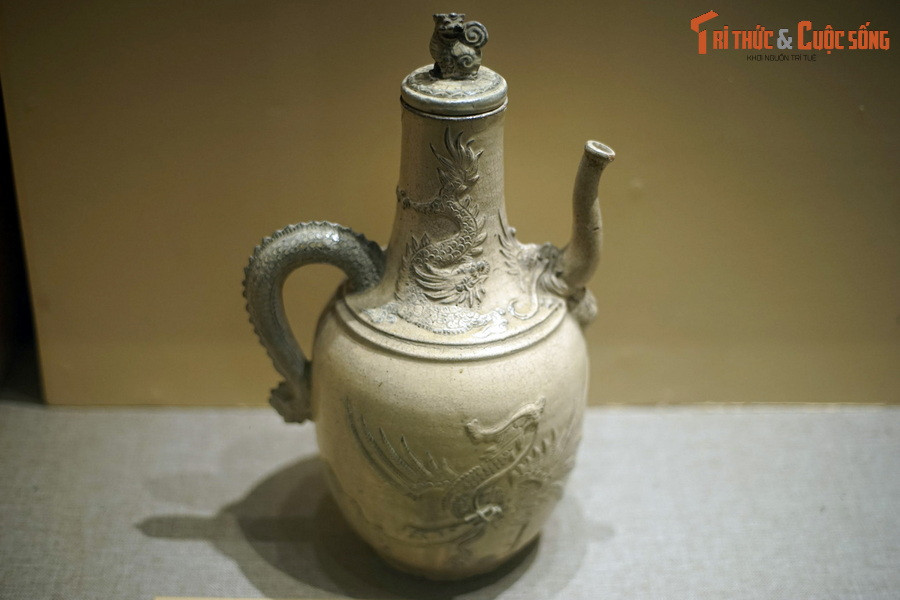 Ấm bằng gốm men ngà trang trí rồng, phượng, triều Lê Trung hưng - Nguyễn, thế kỷ 18-19.