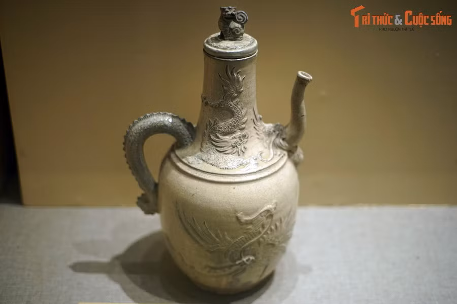 Ấm bằng gốm men ngà trang trí rồng, phượng, triều Lê Trung hưng - Nguyễn, thế kỷ 18-19.