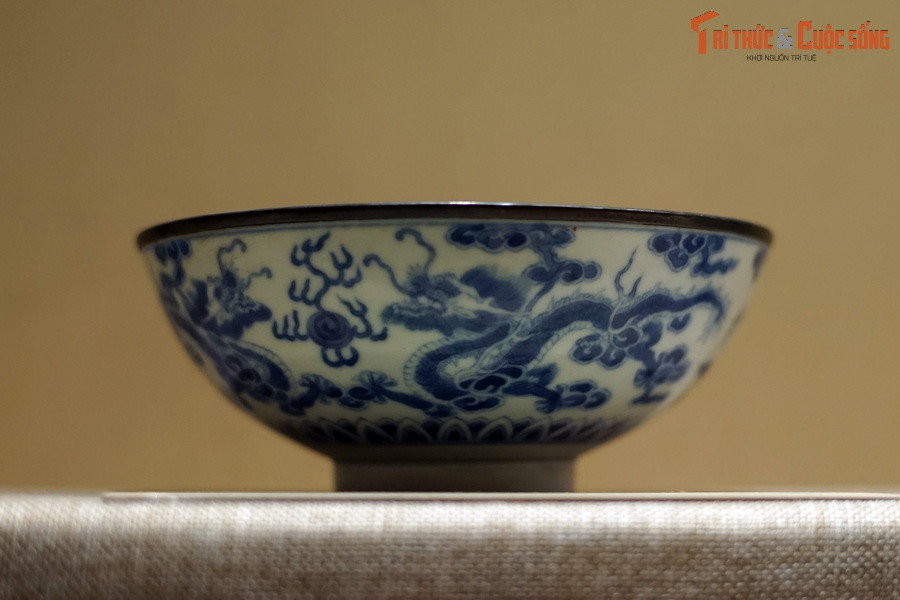 Bát sứ men trắng vẽ lam trang trí hình rồng, thời Nguyễn, niên hiệu Minh Mệnh (1820-1840), đồ dùng sinh hoạt đặt sản xuất ở Trung Hoa, dùng trong cung đình Huế.