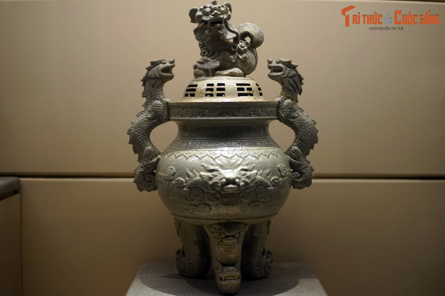 Đỉnh gốm men rạn trang trí đắp nổi hình rồng và nghê, triều Lê Trung hưng, niên hiệu Vĩnh Hựu 2 (1736), sản phẩm của làng gốm Bát Tràng (Gia Lâm, Hà Nội).