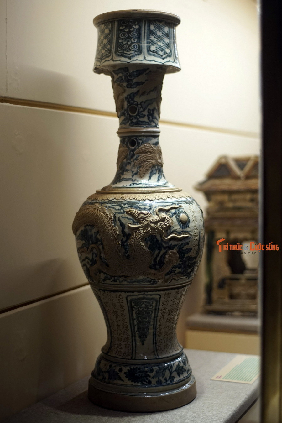 Chân đèn bằng gốm hoa lam trang trí hình rồng, triều Mạc, niên hiệu Diên Thành 3 (1580). Người tạo tác là nghệ nhân Nguyễn Phong Lai và Hoàng Ngưu, xã Nghĩa Lư, huyện Cẩm Giàng (nay thuộc Hải Dương).