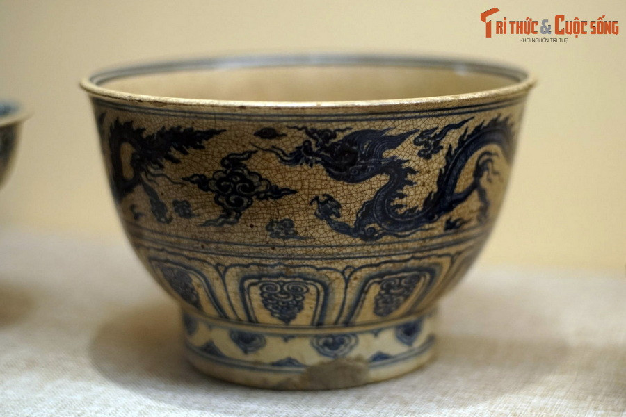 Âu gốm hoa lam trang trí hình rồng, triều Lê Sơ - Mạc, thế kỷ 15-16.