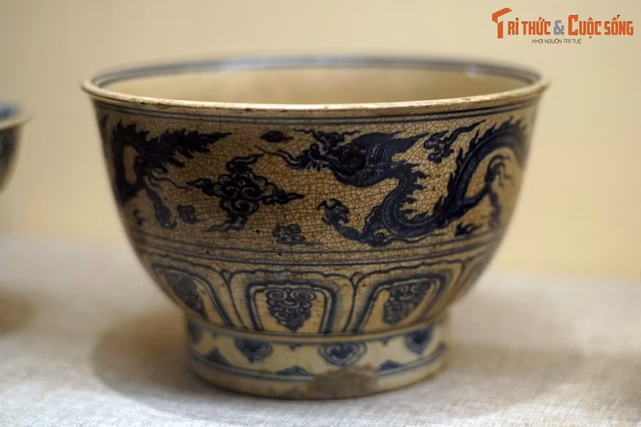 Âu gốm hoa lam trang trí hình rồng, triều Lê Sơ - Mạc, thế kỷ 15-16.