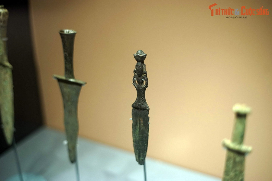 Nhìn chung, dao găm Đông Sơn được trang trí hoa văn đẹp mắt, tạo hình cầu kỳ. Nét đặc sắc của loại vũ khí đánh gần này được thể hiện ở tất cả các bộ phận, nhưng độc đáo nhất là phần chuôi.