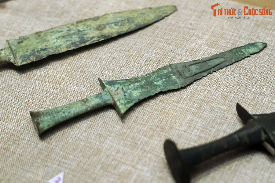 Loại chuôi đơn giản nhất là chuôi chữ T, với phần đáy chuôi loe ra nhiều hay ít. Kiểu chuôi này tương tự như chuôi dao, kiếm cổ của nhiều nền văn hóa khác trên thế giới.