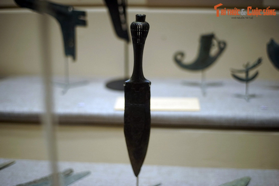 Chuôi hình củ hành là kiểu chuôi chỉ gặp ở văn hóa Đông Sơn. Những chiếc chuôi này phình ra như cái bầu ở phía đáy, bên trong rỗng, bên ngoài có các hàng lỗ thủng, cấu trúc tương tự một chiếc lồng.