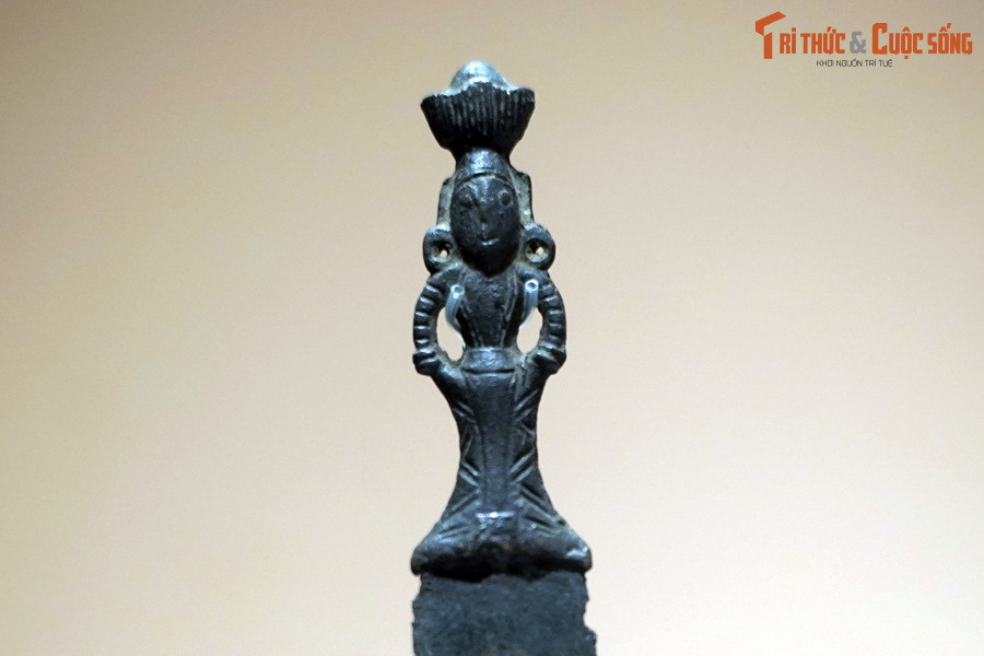 Tạo hình chuôi dao này phản ánh tầm ảnh hưởng của chế độ mẫu hệ, nơi con cháu theo dòng dõi mẹ và người phụ nữ có quyền lực rất lớn trong cộng đồng.