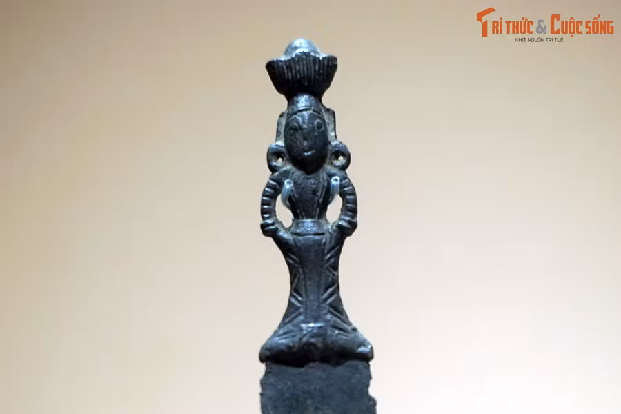 Tạo hình chuôi dao này phản ánh tầm ảnh hưởng của chế độ mẫu hệ, nơi con cháu theo dòng dõi mẹ và người phụ nữ có quyền lực rất lớn trong cộng đồng.