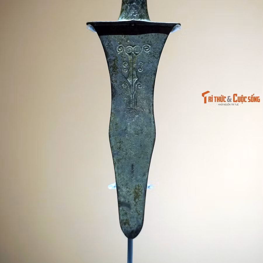 Lưỡi dao găm Đông Sơn có loại gần giống hình tam giác với hai cạnh bên thẳng mũi nhọn, hoặc loại hai cạnh bên cong vồng mũi tù và hai cạnh bên uốn lượn mũi nhọn.