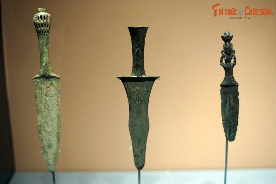 Dao găm Đông Sơn được phát hiện với số lượng không nhiều, nhưng lại gây ấn tượng mạnh về kiểu dáng cực kỳ phong phú và độc đáo. Trong đó có nhiều loại dao không giống bất kỳ một loại vũ khí nào của các nền văn hóa khác.