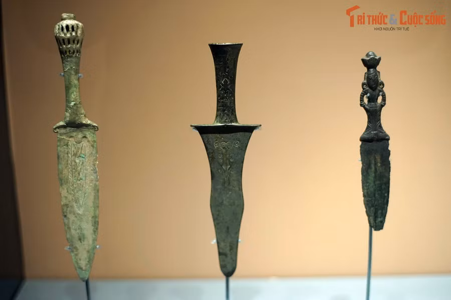 Dao găm Đông Sơn được phát hiện với số lượng không nhiều, nhưng lại gây ấn tượng mạnh về kiểu dáng cực kỳ phong phú và độc đáo. Trong đó có nhiều loại dao không giống bất kỳ một loại vũ khí nào của các nền văn hóa khác.