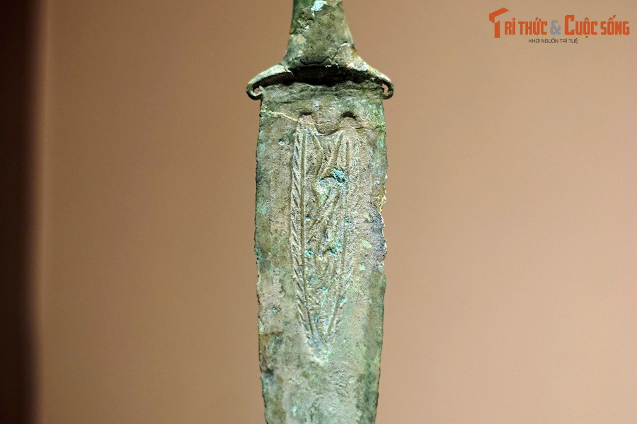 Trên nhiều con dao, phần lưỡi cũng được trang trí hoa văn mang đậm đà sắc thái dân tộc.