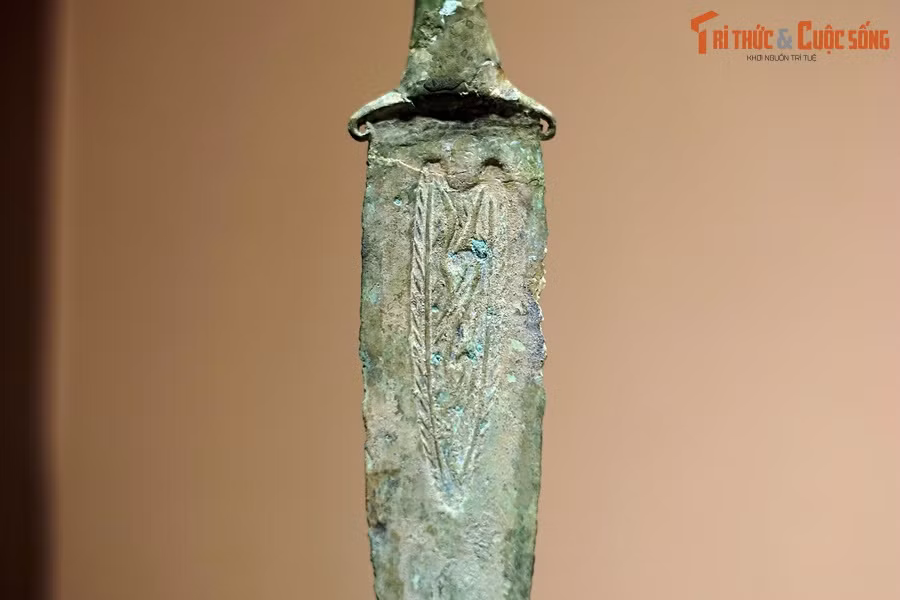 Trên nhiều con dao, phần lưỡi cũng được trang trí hoa văn mang đậm đà sắc thái dân tộc.