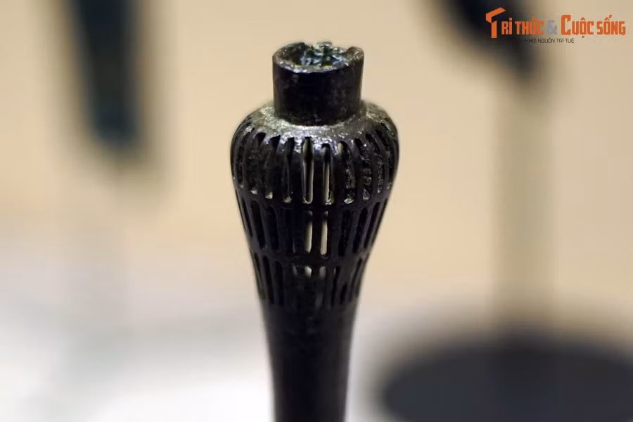 Kiểu chuôi này đòi hỏi một kỹ thuật chế tác rất cao, đặc biệt là trong điều kiện tất cả được thực hiện theo phương thức thủ công.