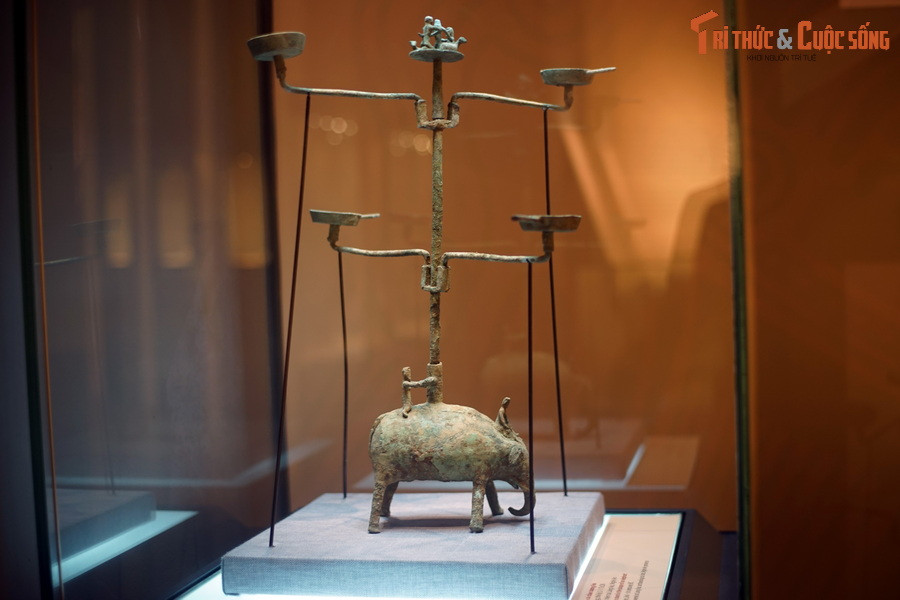 Có niên đại vào khoảng thế kỷ 2-1 trước Công nguyên, cây đèn này cao khoảng 50 cm, có nhiều nhánh, nhiều tầng, nhiều đĩa đèn được đặt trên một bệ đỡ hình voi đứng.