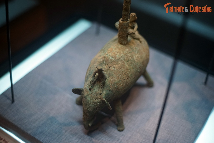 Theo các nhà nghiên cứu, với sự phát triển của kỹ thuật đúc đồng, người Đông Sơn đã tạo ra nhiều cây đèn có kết cấu phức tạp như đèn treo hoặc đèn có chân thuộc dạng tượng tròn, mà cây đèn "người cưỡi voi" này là điển hình.