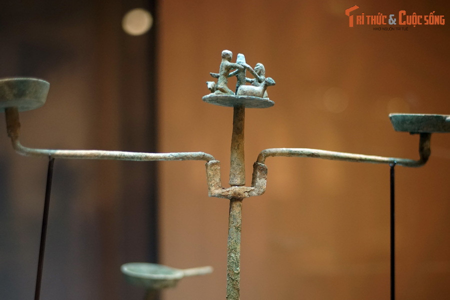 Không chỉ đơn thuần là vật dụng thắp sáng hay giữ lửa, những cây đèn này còn có ý nghĩa quan trọng trong các nghi lễ, tín ngưỡng của cư dân văn hóa Đông Sơn...