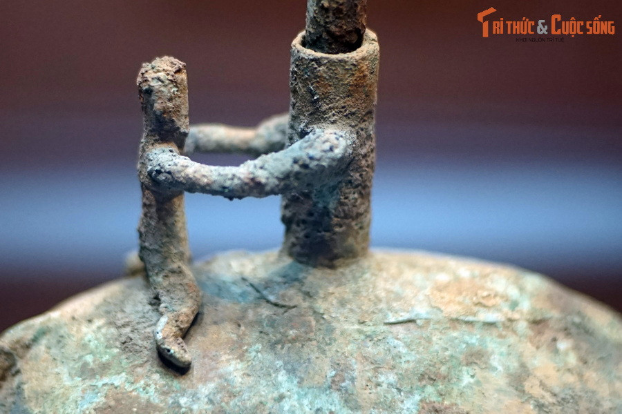 Người ngồi trên lưng voi đỡ thân đèn, là một phần rời được cắm vào ống rỗng liền khối với lưng voi.