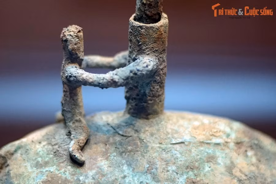 Người ngồi trên lưng voi đỡ thân đèn, là một phần rời được cắm vào ống rỗng liền khối với lưng voi.