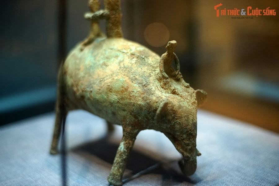 Các chi tiết trên cây đèn cung cấp nhiều thông tin giá trị về đời sống của cư dân Đông Sơn, điển hình là hoạt động thuần hóa và nuôi dưỡng voi.