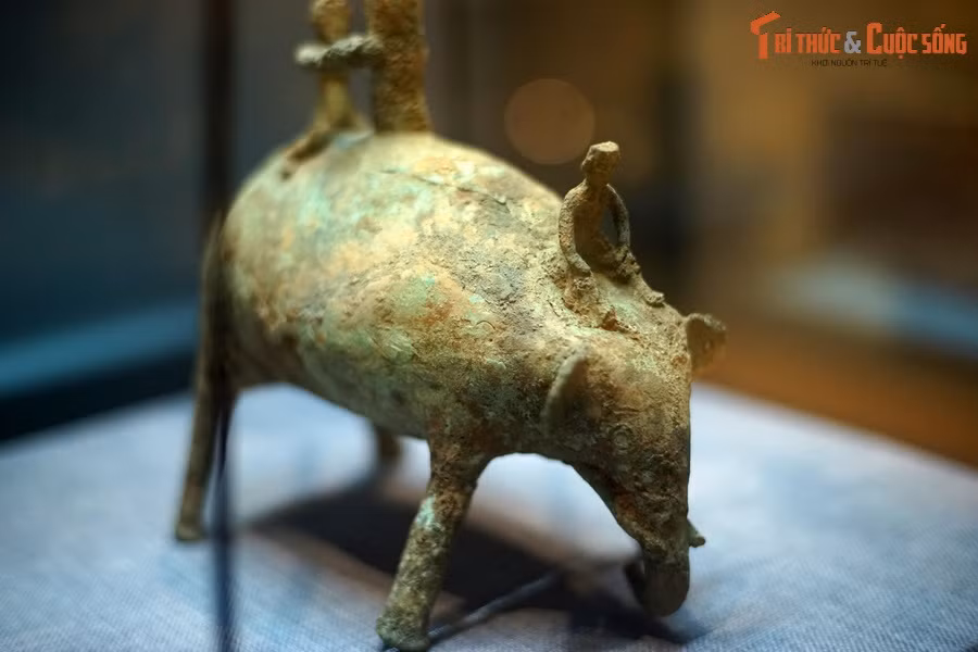 Các chi tiết trên cây đèn cung cấp nhiều thông tin giá trị về đời sống của cư dân Đông Sơn, điển hình là hoạt động thuần hóa và nuôi dưỡng voi.