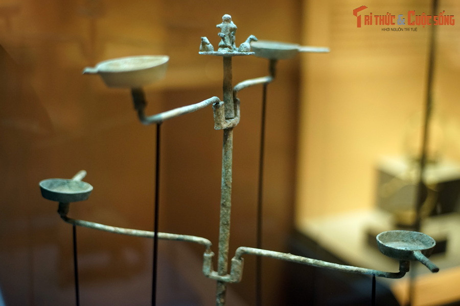 Trên thân đèn có hai giá đỡ, mỗi giá có hai đĩa đèn. Bốn đĩa đèn của cây đèn quay về bốn hướng khác nhau.