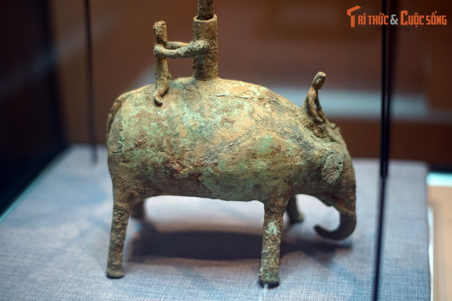 Hình tượng voi ở chân đèn được thể hiện sinh động, có ngà dài, vòi cong, bốn chân choãi ra để tăng độ vững chắc, bên trên có hai người ngồi.