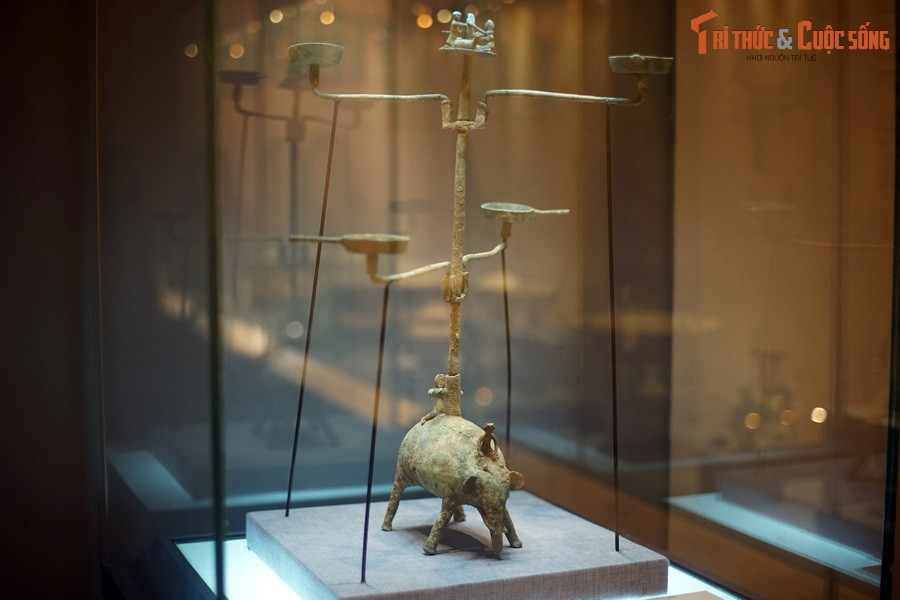 Được phát hiện tại di chỉ Làng Vạc (Nghệ An) và trưng bày tại Bảo tàng Lịch sử Quốc gia Việt Nam (Hà Nội), đèn có chân tượng voi bằng đồng là một trong những hiện vật độc đáo nhất từng được ghi nhận của nền văn hóa Đông Sơn.