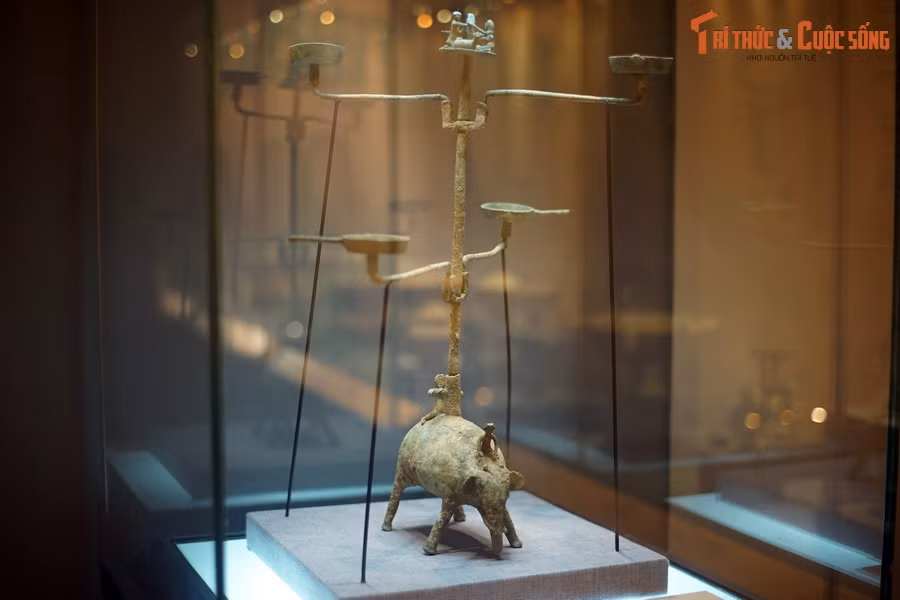 Được phát hiện tại di chỉ Làng Vạc (Nghệ An) và trưng bày tại Bảo tàng Lịch sử Quốc gia Việt Nam (Hà Nội), đèn có chân tượng voi bằng đồng là một trong những hiện vật độc đáo nhất từng được ghi nhận của nền văn hóa Đông Sơn.