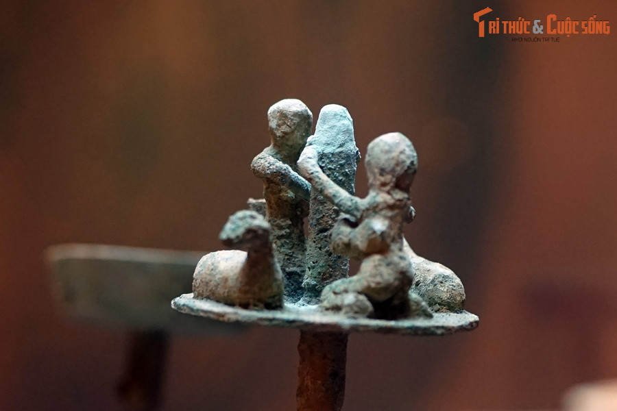 Cụm tượng trên đỉnh đèn phản ánh một khía cạnh trong đời sống nông nghiệp của người Việt cổ.