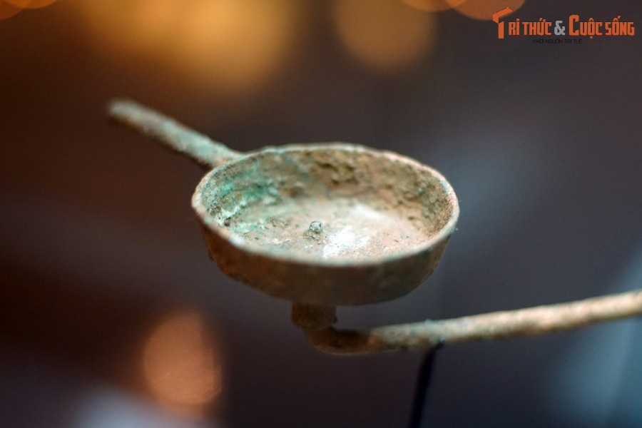 Trong đó, thân đèn chia ra bốn hướng với bốn đĩa đèn được thắp sáng là biểu tượng của cây vũ trụ, gắn với các quan niệm về tái sinh, luân hồi...