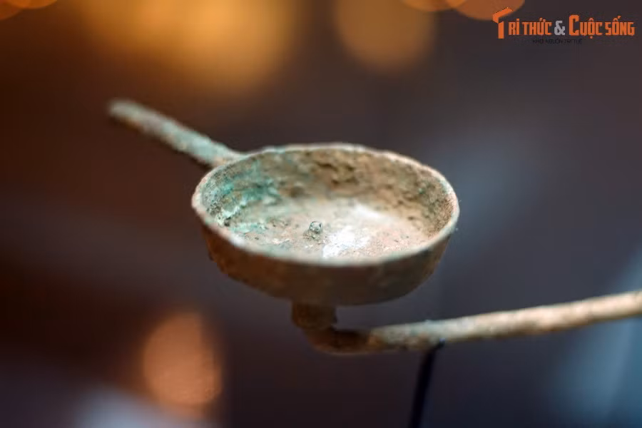 Trong đó, thân đèn chia ra bốn hướng với bốn đĩa đèn được thắp sáng là biểu tượng của cây vũ trụ, gắn với các quan niệm về tái sinh, luân hồi...