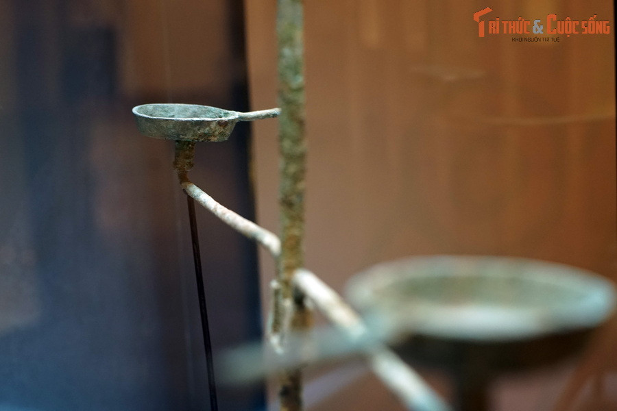 Toàn bộ cây đèn có thể đã miêu tả lại một hoạt động nghi lễ trong cộng đồng cư dân Đông Sơn.