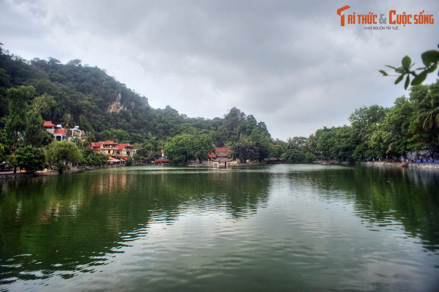 1. Nằm ở huyện Quốc Oai, cách trung tâm Hà Nội khoảng 20 km, chùa Thầy là một trong những ngôi chùa cổ nổi tiếng nhất Việt Nam. Không gian kiến trúc – cảnh quan của ngôi chùa này gắn liền với một truyền thuyết phong thủy được lưu truyền trong sử sách.