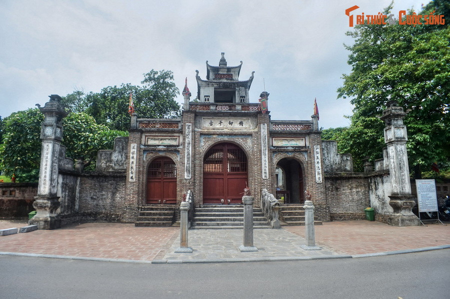 Theo truyền thuyết này, sau khi lên ngôi, vua An Dương Vương đã tìm thấy một vùng đất lý tưởng để định đô. Khi đoàn thuyền của vua đến, nơi đây đang xảy ra một cảnh tượng lạ kỳ: Chín con rồng quần nhau để giành một hòn ngọc lớn.