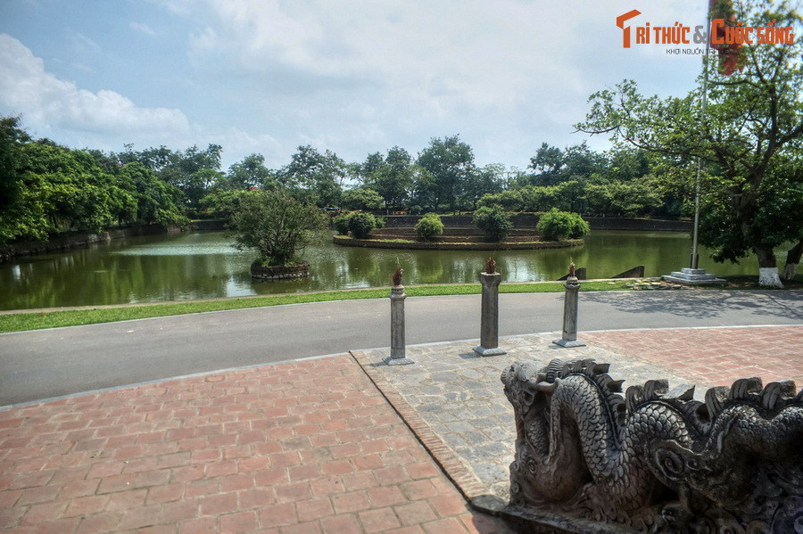 Khi cuộc chiến kết thúc, chỉ còn một con rồng trụ vững. Vua An Dương Vương đã dùng bảo kiếm của mình chọc thủng mắt rồng để chế ngự bản tính hung dữ của nó. Sau đó, vua cho dựng cung điện trên đầu rồng, nơi đền An Dương Vương được xây dựng sau này.