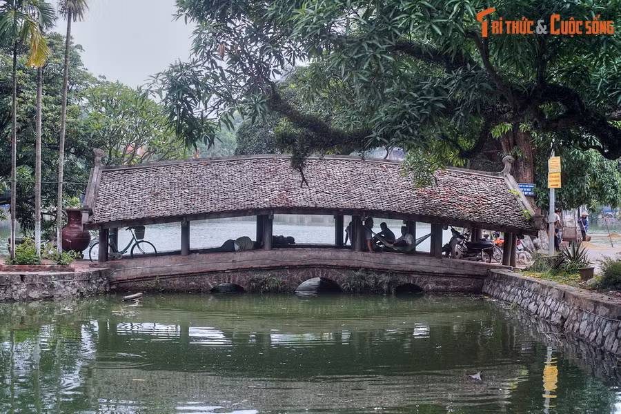 Hai bên chùa Hạ có cầu Nhật Tiêu Kiều và Nguyệt Tiêu Kiều, do "Trạng Bùng" Phùng Khắc Khoan cho xây để cung tiến chùa vào đầu thế kỷ 17 là cặp mí mắt rồng. Hai giếng nước đối diện với hồ Long Chiểu qua hai cây cầu chính là cặp mắt của rồng...