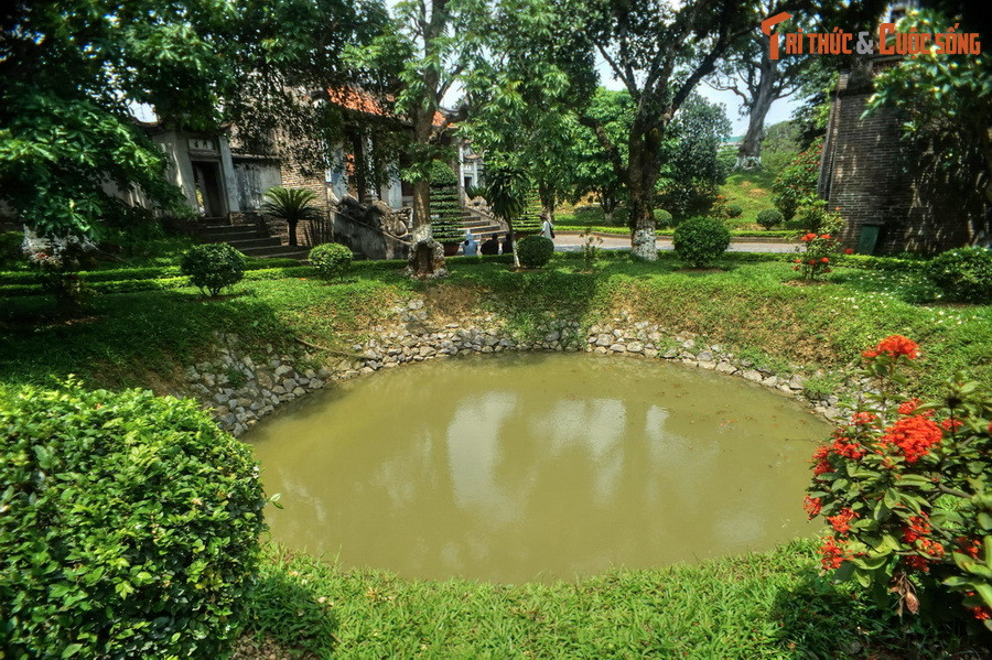 Ngày nay trong khuôn viên đền còn hai hố tròn, chính là hai mắt của con rồng thuở nào. Hố không có nước là mắt rồng bị chột, còn hố có nước là mắt rồng còn lành...