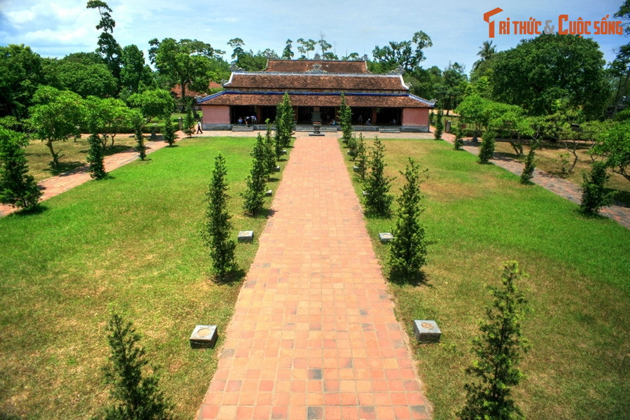 Người trong vùng gọi bà già bí ẩn ấy là Thiên Mụ, tức bà già ở cõi trời xuống. Chúa Nguyễn Hoàng cho rằng nơi ấy có linh khí, bèn đặt tên gò đất là Hà Khê và sai người dựng chùa, gọi là chùa Thiên Mụ.