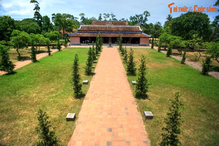 Người trong vùng gọi bà già bí ẩn ấy là Thiên Mụ, tức bà già ở cõi trời xuống. Chúa Nguyễn Hoàng cho rằng nơi ấy có linh khí, bèn đặt tên gò đất là Hà Khê và sai người dựng chùa, gọi là chùa Thiên Mụ.