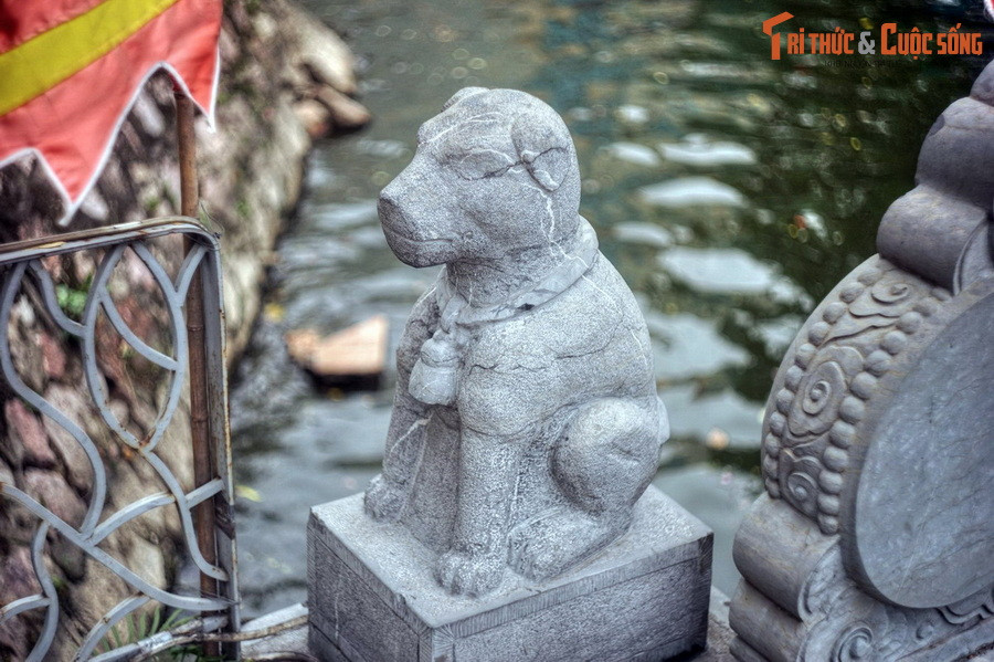 Trong lời giới thiệu về ngôi đền khắc trên bia đá, không có một chữ nào nhắc đến cái tên “Cẩu Nhi” hoặc câu chuyện về Thần Cẩu. Dù vậy, cái tên Cẩu Nhi vẫn sẽ mãi mãi được lưu truyền trong tâm thức của dân gian.