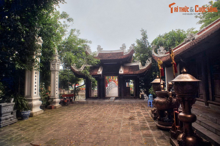 Tuy vậy, quanh đền Cẩu Nhi đã có một cuộc tranh luận sôi nổi trong giới nghiên cứu lịch sử. Nguyên nhân là ngày nay không còn gì để chứng thực sự tồn tại của ngôi đền này. Vào thập niên 1850, trên đảo tọa lạc ngôi đền mang tên gọi Thủy Trung Tiên, là nơi thờ Mẫu Thoải và thờ Thần Cá.