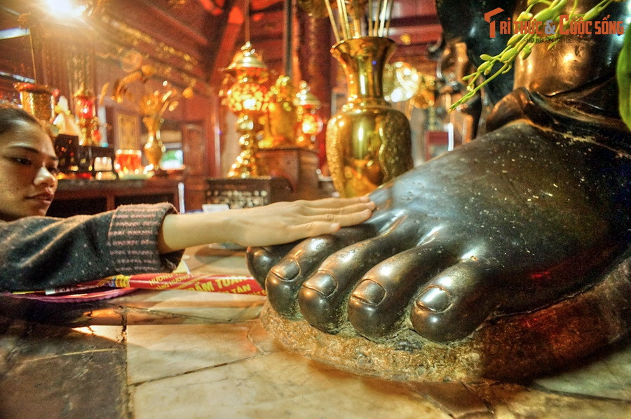 Tượng Huyền Thiên Trấn Vũ của đền Quán Thánh cũng nổi tiếng về sự linh thiêng. Ai đi lễ ở đền cũng sờ vào các ngón chân của tượng để lấy lộc.