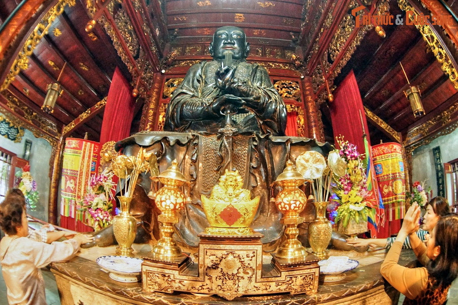 Ngôi chính điện (bái đường) của đền là nơi đặt tượng thần Huyền Thiên Trấn Vũ được đúc bằng đồng đen vào năm 1677, đời Lê Hy Tông. Đây là một công trình nghệ thuật độc đáo, đánh dấu kỹ thuật đúc đồng và tài nghệ của các nghệ nhân Việt Nam cách đây 3 thế kỷ.