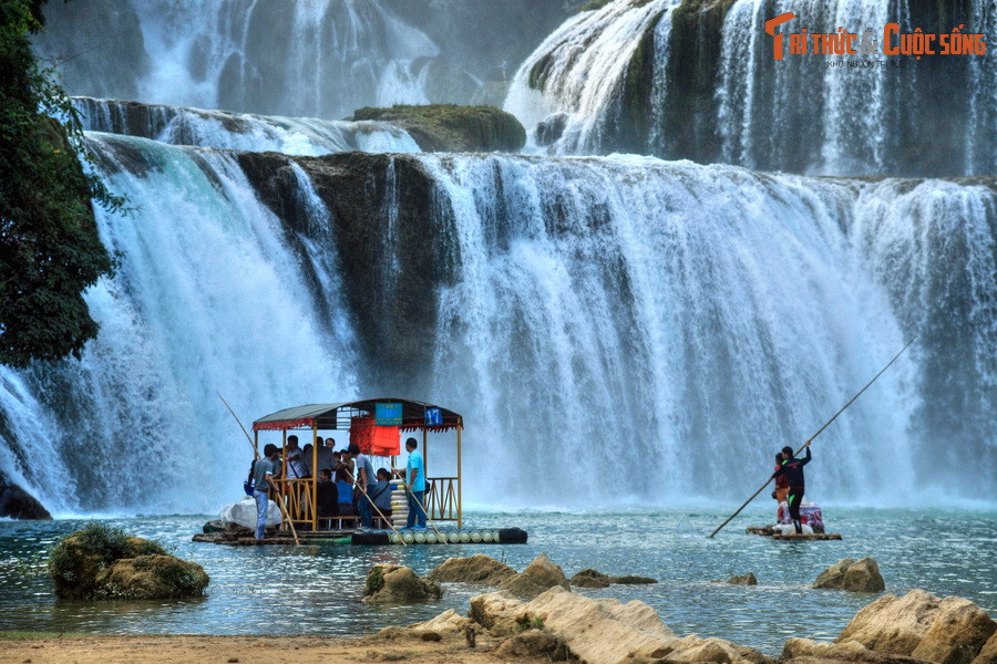 Bài viết trên South China Morning Post giới thiệu, thác Bản Giốc nằm trên sông Quây Sơn, dòng sông tạo thành đường biên giới tự nhiên giữa Việt Nam và Trung Quốc. Tại đây, du khách đi bằng bè tre đến gần dòng thác màu ngọc lam có thể được ngâm mình trong làn nước phun sương...