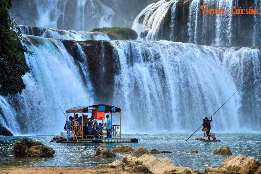 Bài viết trên South China Morning Post giới thiệu, thác Bản Giốc nằm trên sông Quây Sơn, dòng sông tạo thành đường biên giới tự nhiên giữa Việt Nam và Trung Quốc. Tại đây, du khách đi bằng bè tre đến gần dòng thác màu ngọc lam có thể được ngâm mình trong làn nước phun sương...