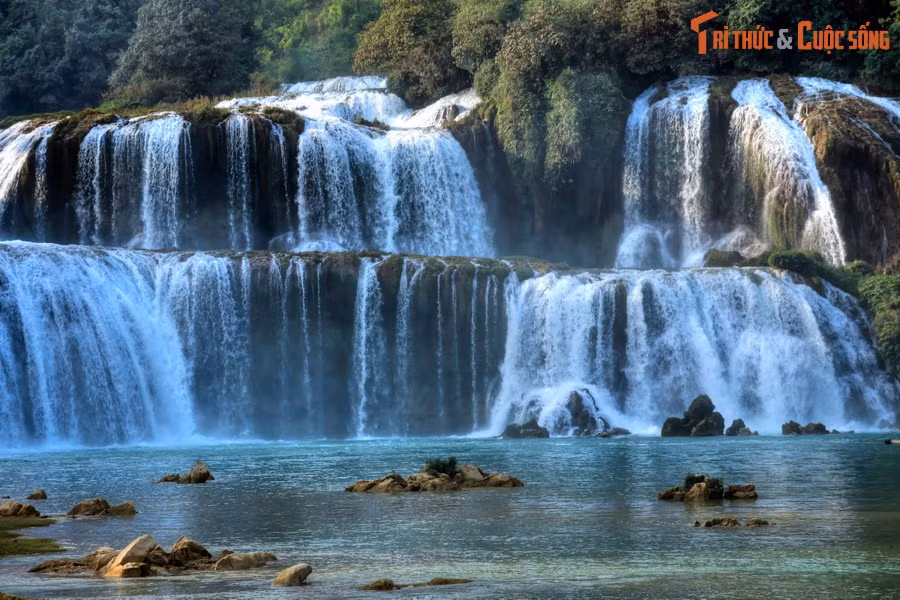 Theo thông tin từ Báo điện tử Cao Bằng, thác Bản Giốc có tổng chiều rộng 208 m, là thác nước tự nhiên lớn nhất Đông Nam Á