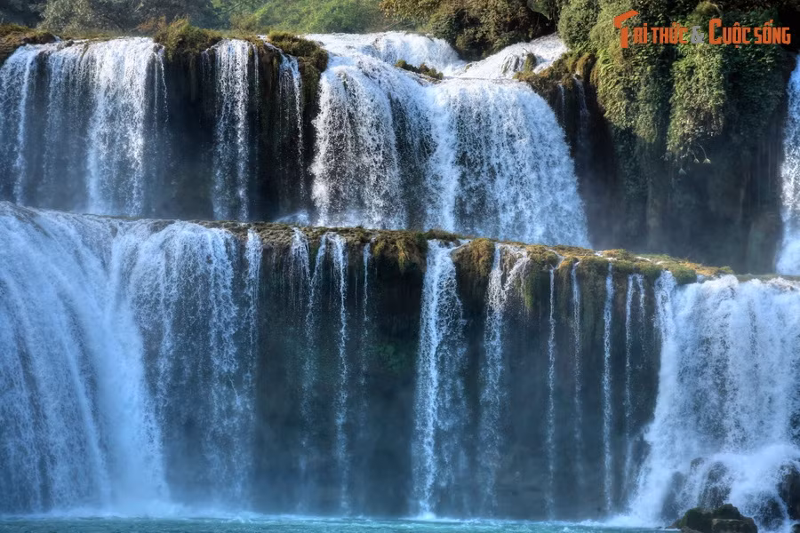 Theo đánh giá của các trang web du lịch, thác Bản Giốc là một trong những thác nước kỳ vĩ, đáng ghé thăm nhất trên thế giới, là một địa điểm mà những người mê khám phá thiên nhiên nên ghé thăm ít nhất một lần trong đời.